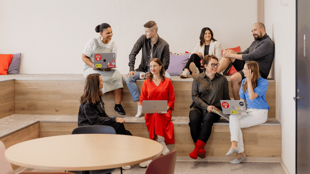 Integratan työntekijät hymyilevät käyttäessään Bezalaa