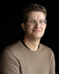 Kuvassa Roope Kolu hymyilee.